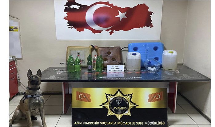 Ağrı’da 2 Tırda Yüklü Miktarda Sıvı Metamfetamin Yakalandı