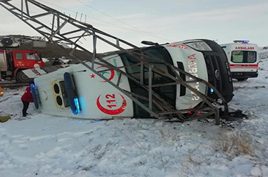 Ağrı’da Ambulans Devrildi 5 Kişi Yaralandı