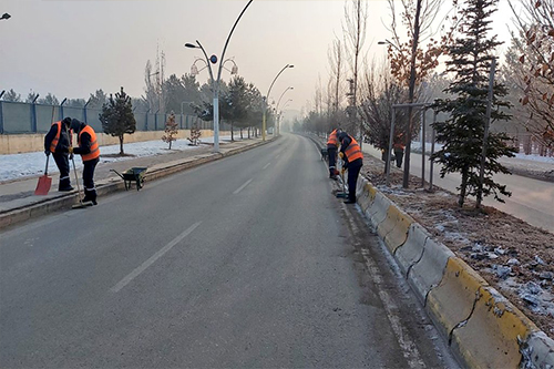 Ağrı’da Boş Kalan Caddelerde Temizlik Ekipleri İş Başında