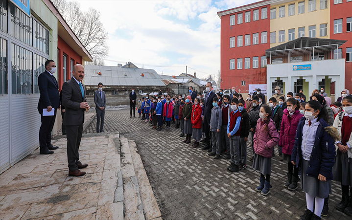 Vali Varol’dan Karasu İlk Öğretim ve Ortaokuluna Ziyaret