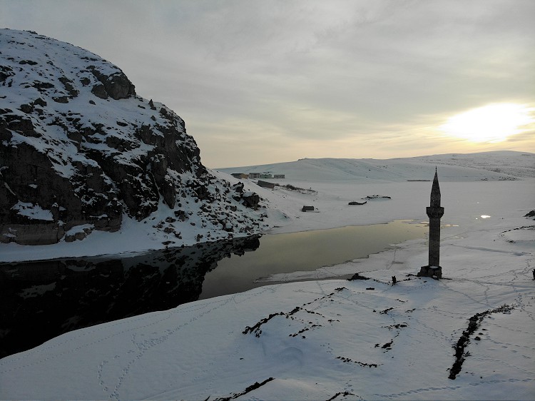 Ağrı’da Yazıcı Barajı’nın buzları arasında yükselen minare dikkat çekiyor