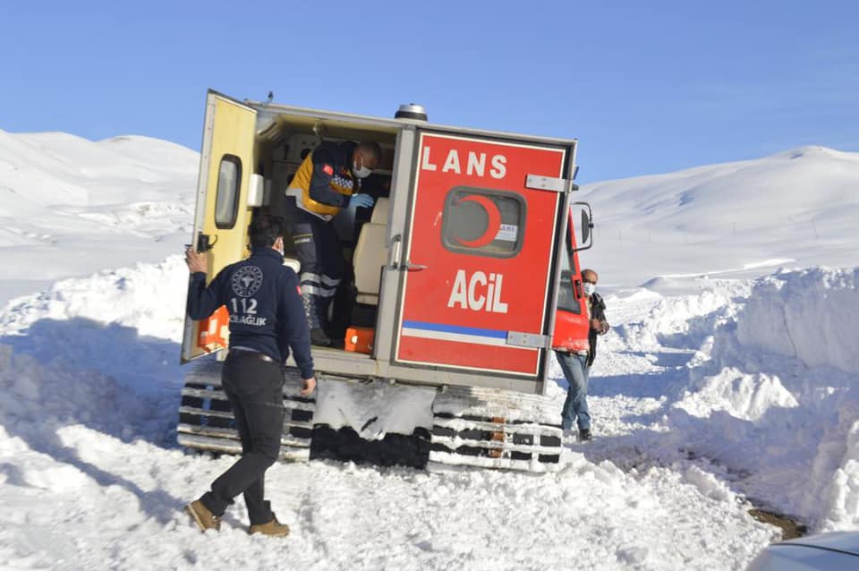 Ağrı’da Hastaya Zorlu Yolculuk, Paletli Ambulansla 3 Saat’te Hastaya Ulaşıldı