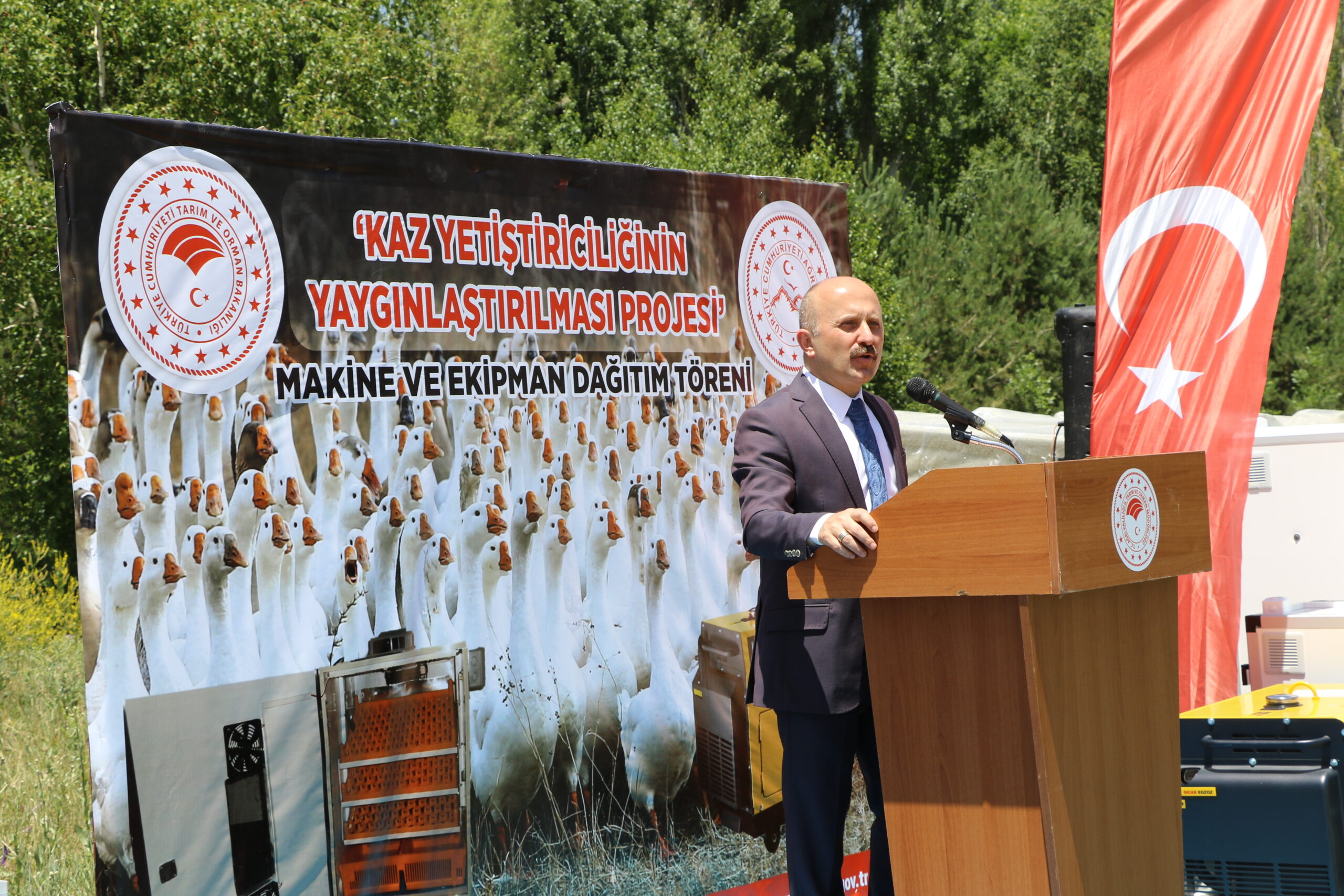 Ağrı’da Kaz Yetiştiriciliği Proje Kapsamında Yapılan Törenle Çiftçilere  Makine ve Ekipmanları Teslim Edildi 