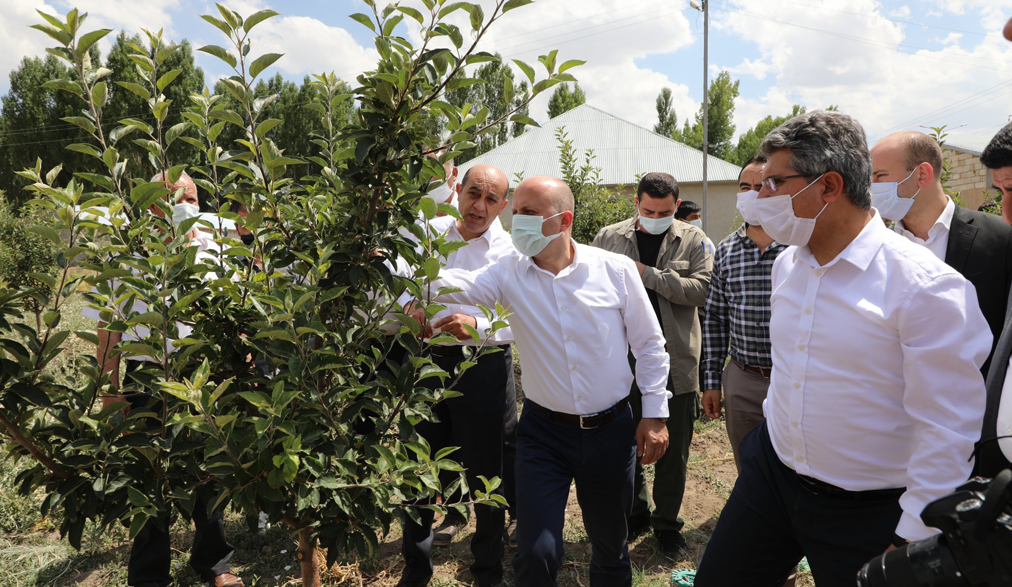 Vali Varol, Patnos’un Köylerinde Bulunan Meyve Bahçelerini Ziyaret Etti