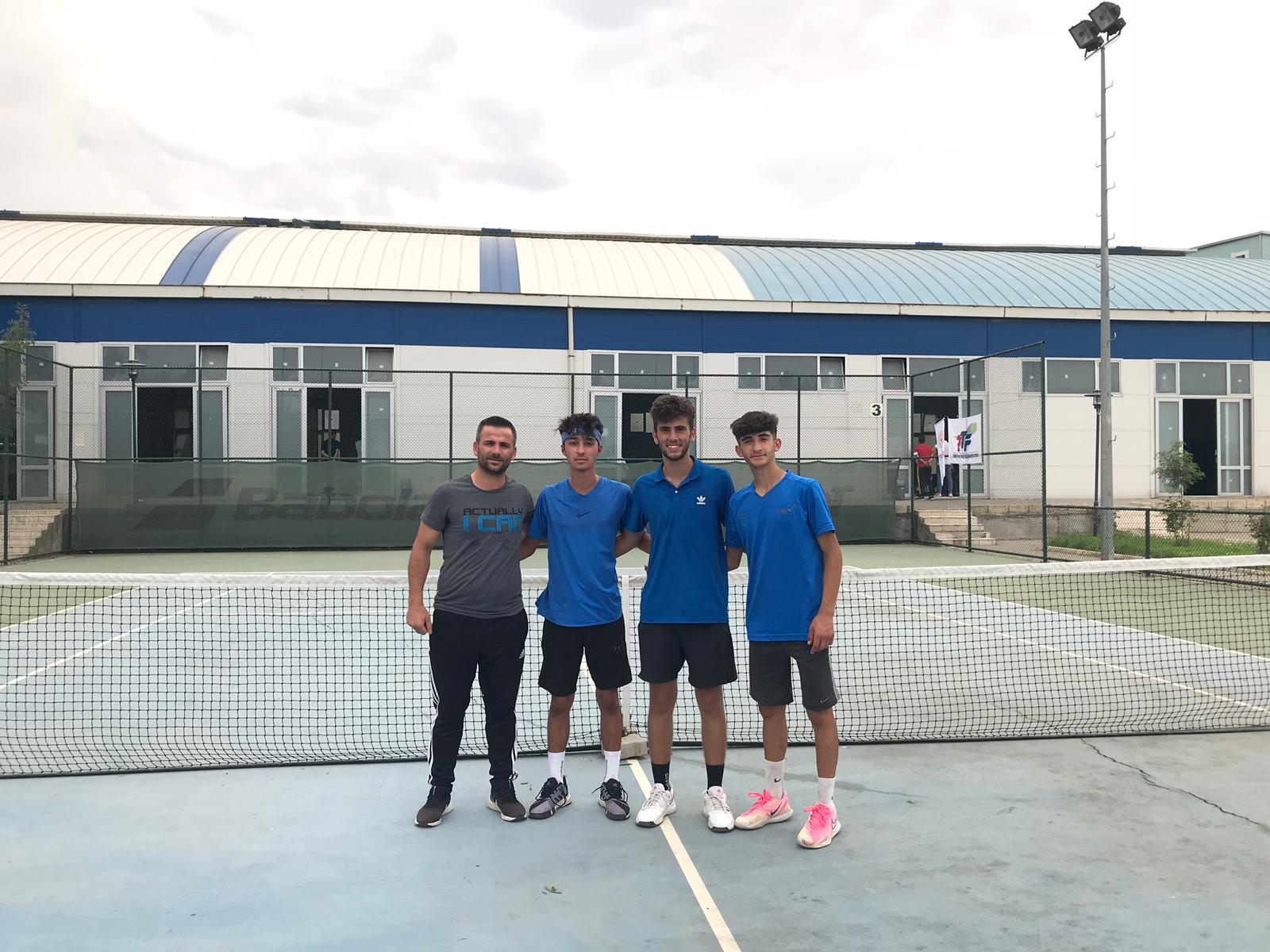 Ağrılı Genç Tenisçiler Türkiye Şampiyonu Oldular