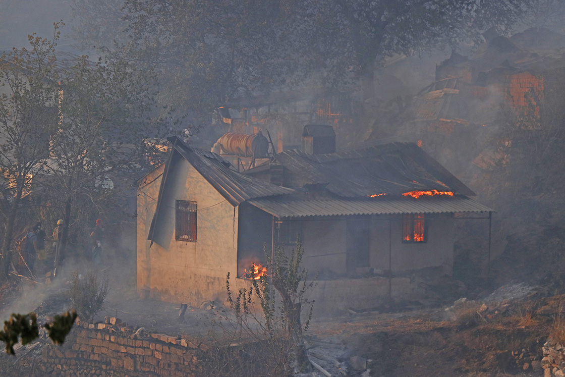 Marmaris’teki orman yangını, evlere sıçradı