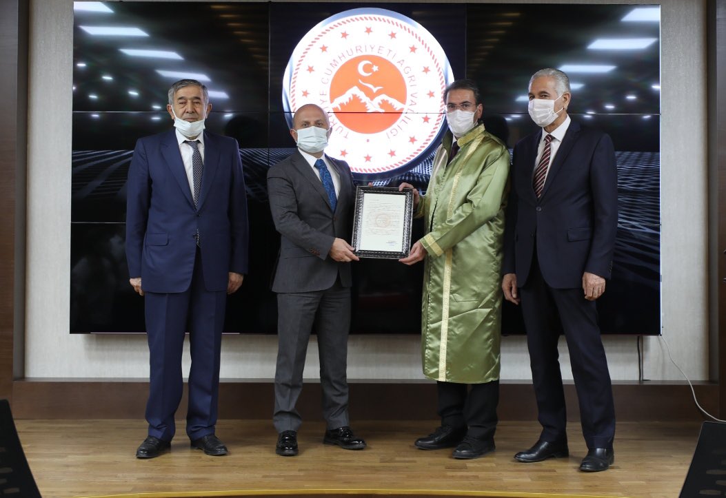 İş İnsanı Bülent Durak, Vali Varol’dan ”Ağrı Yılın Esnafı” Ödülünü Aldı