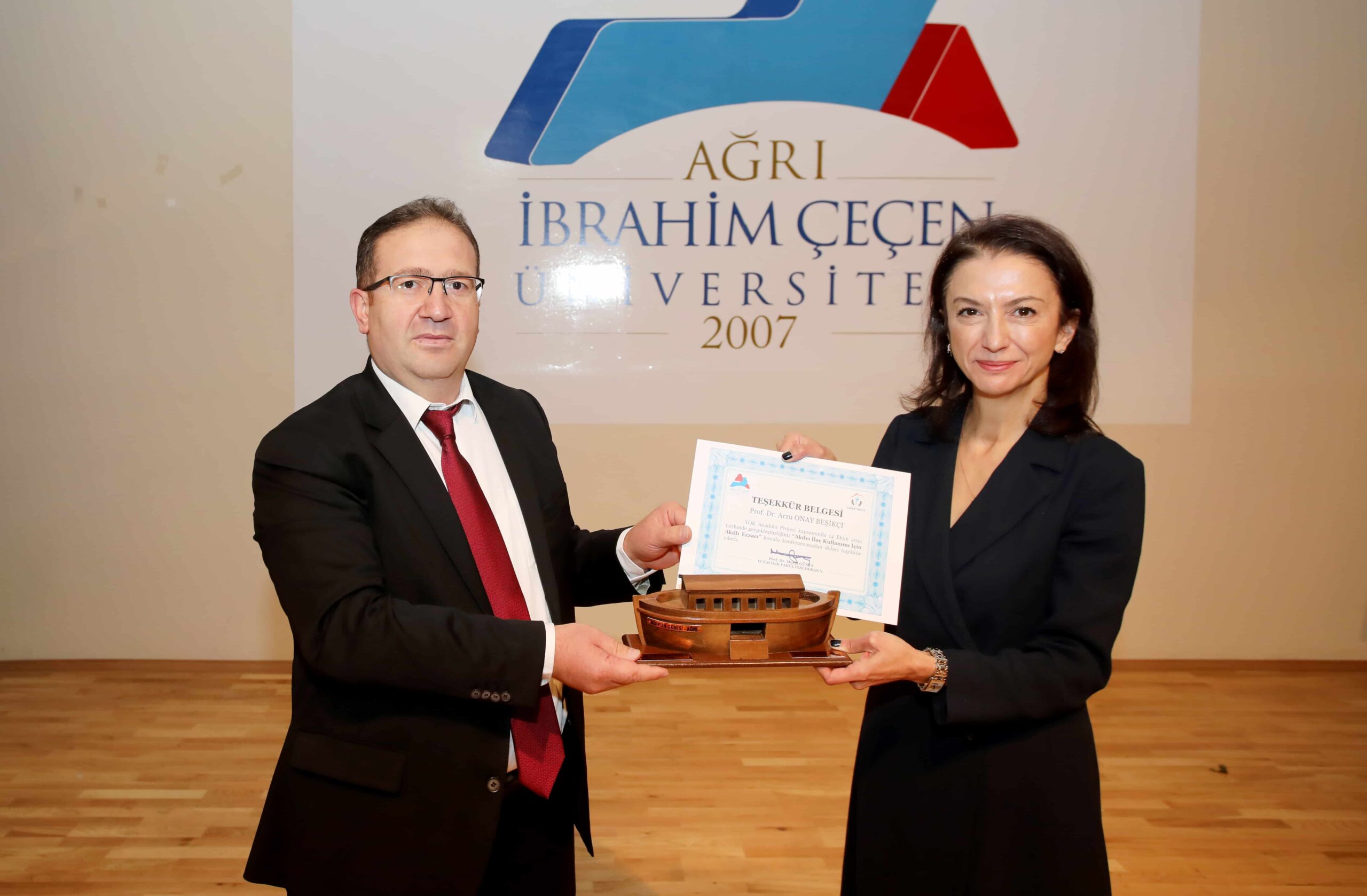 AİÇÜ’de ‘Akılcı İlaç Kullanımı İçin Akıllı Eczacı’ konulu Konferans Düzenlendi