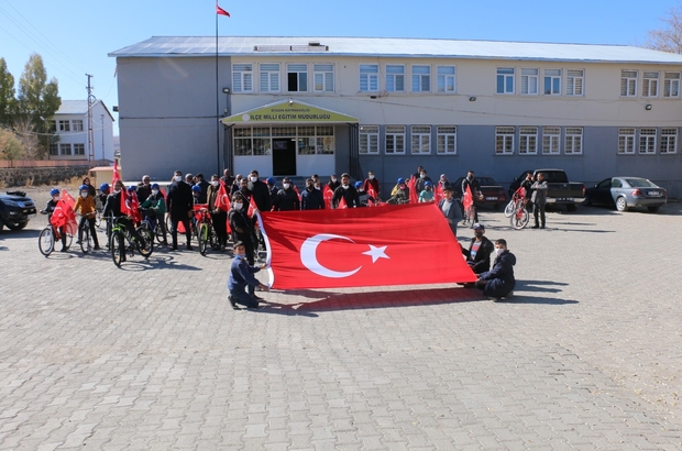 Diyadin Kaymakamı Alper Balcı öğrenciler ve vatandaşlarla birlikte bisiklet sürdü