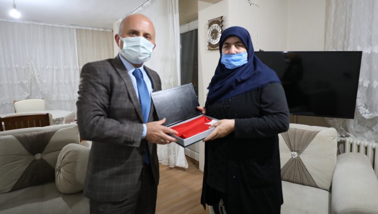 Ağrı Valisi Dr. Osman Varol Şehit İsmet Paliğa’nın ailesini evlerinde ziyaret etti