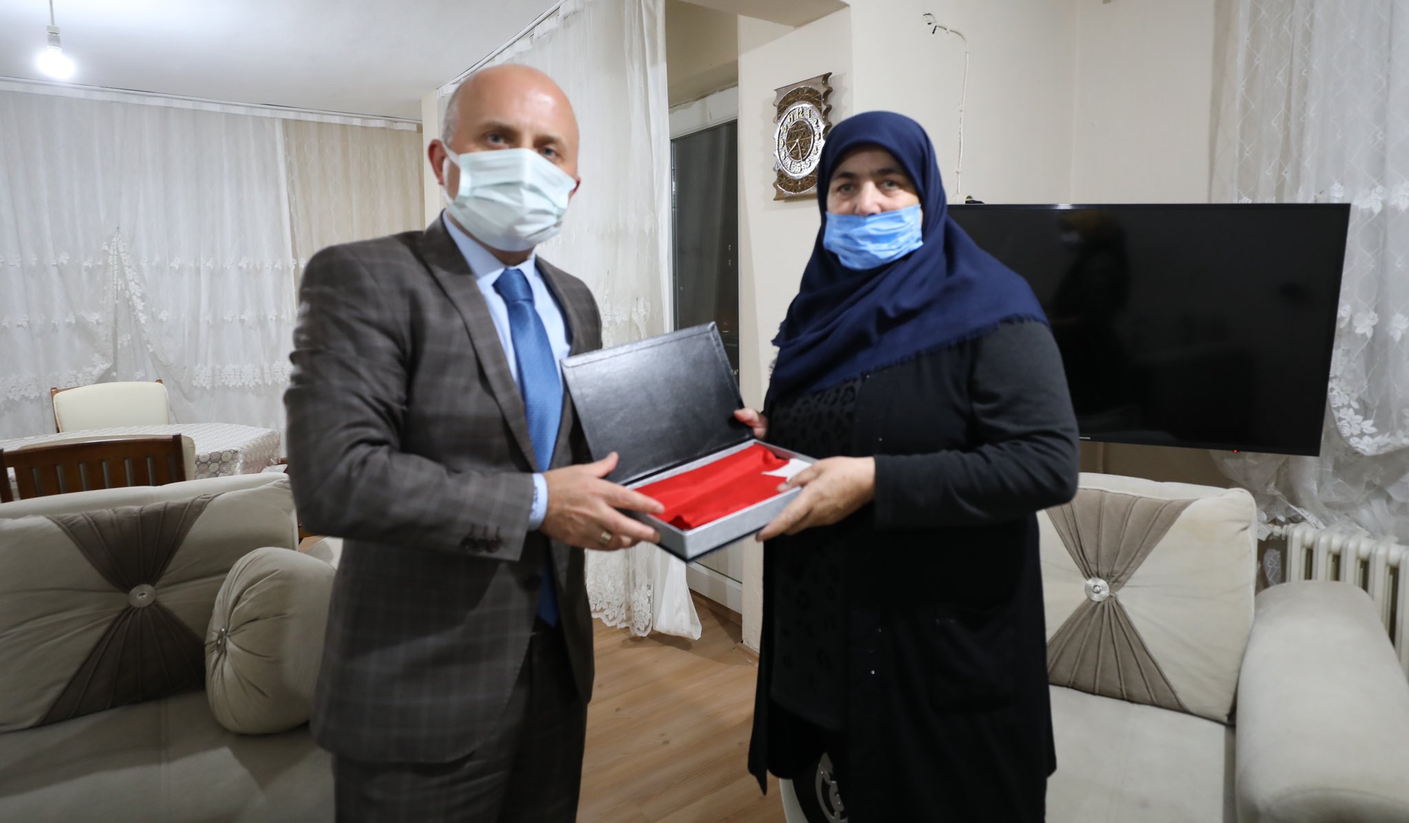 Ağrı Valisi Dr. Osman Varol Şehit İsmet Paliğa’nın ailesini evlerinde ziyaret etti