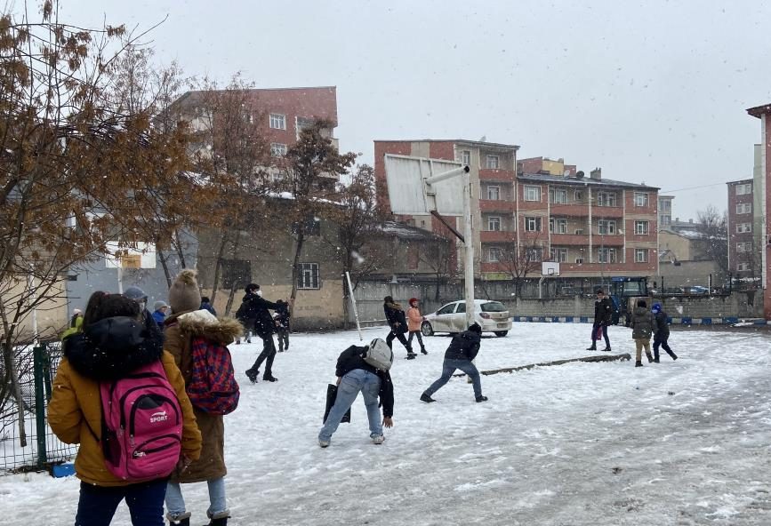 Ağrı’da karın keyfini çocuklar çıkardı