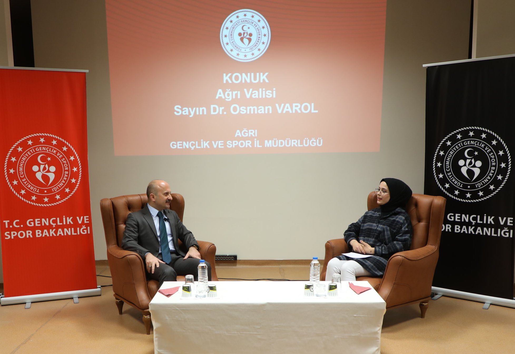 Ağrı Valisi Dr. Osman Varol gençlerle bir araya geldi