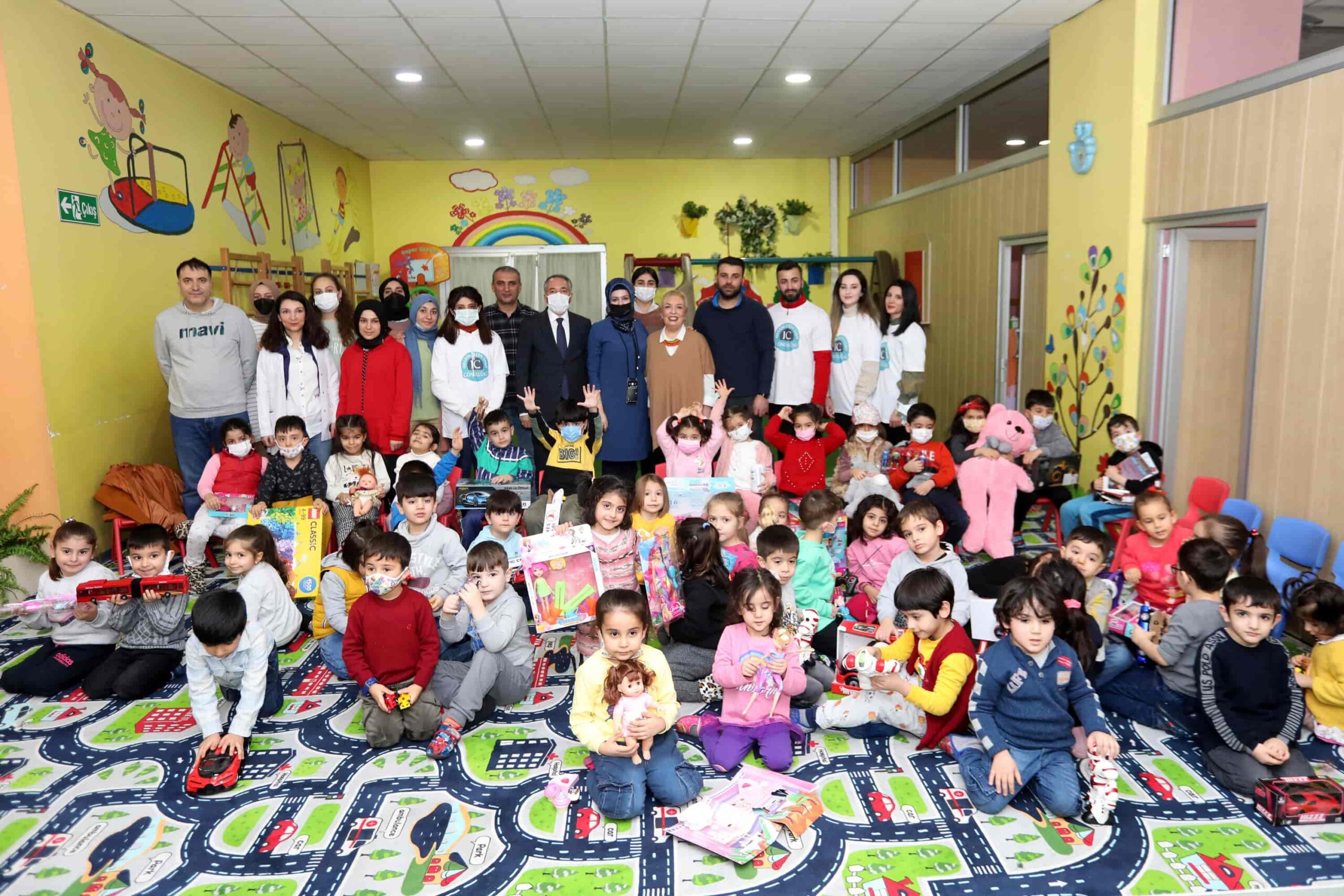 AİÇÜ Rektörü Prof. Dr. Karabulut, Anaokulu Öğrencileriyle Bir Arada