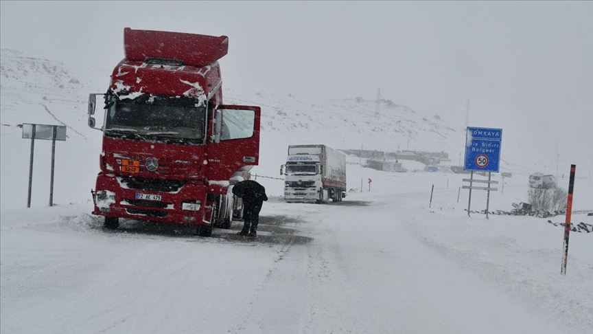 Ağrı’da kar hayatı olumsuz etkiledi!