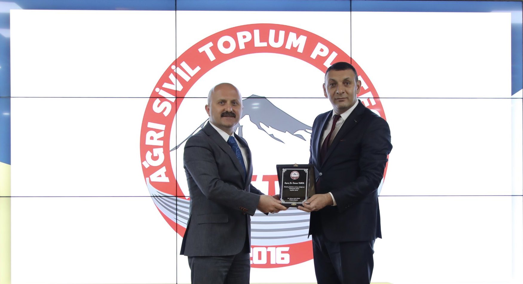 Başkan Av. Mehmet Salih Aydın’dan Ağrı Valisi’ne Plaket