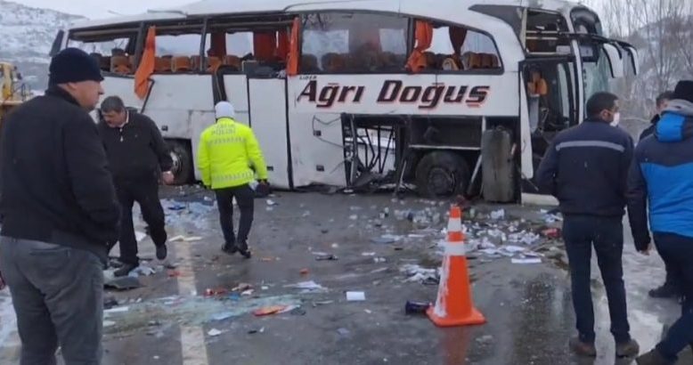 Ağrı’da Yolcu Otobüsü Kazası