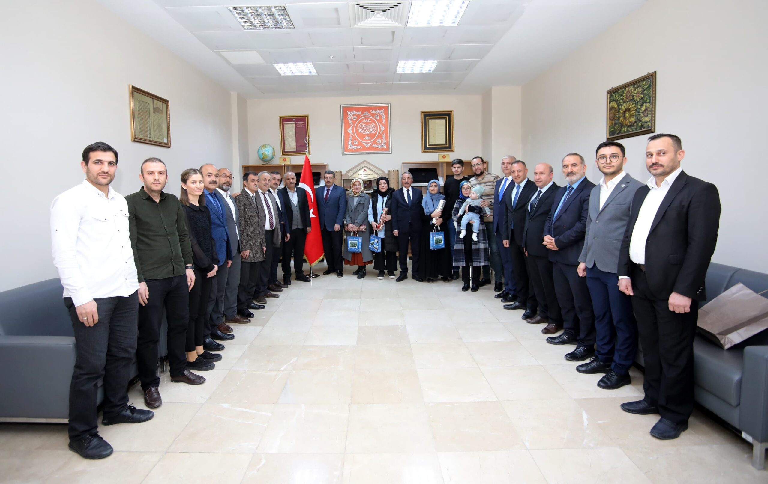 AİÇÜ Rektörü Prof. Dr. KARABULUT’tan, Öğrencilere Hediyeler