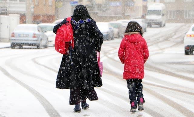 Ağrı’da bazı bölgelerde okullara kar engeli!