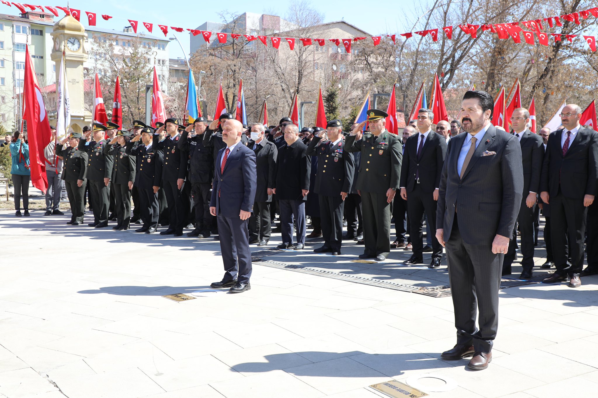Ağrı’nın Düşman İşgalinden Kurtuluşunun Yıl Dönümünde Atatürk Anıtı’na Çelenk Sunuldu