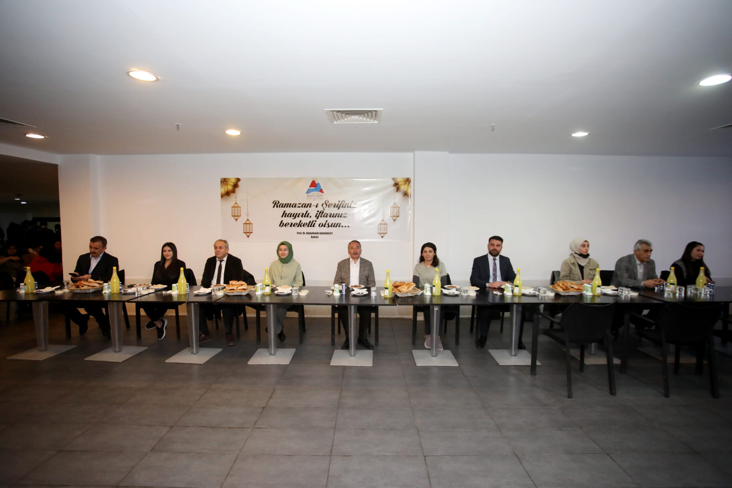 AİÇÜ Rektörü Prof. Dr. KARABULUT, Öğrencilerle İftarda Bir Arada