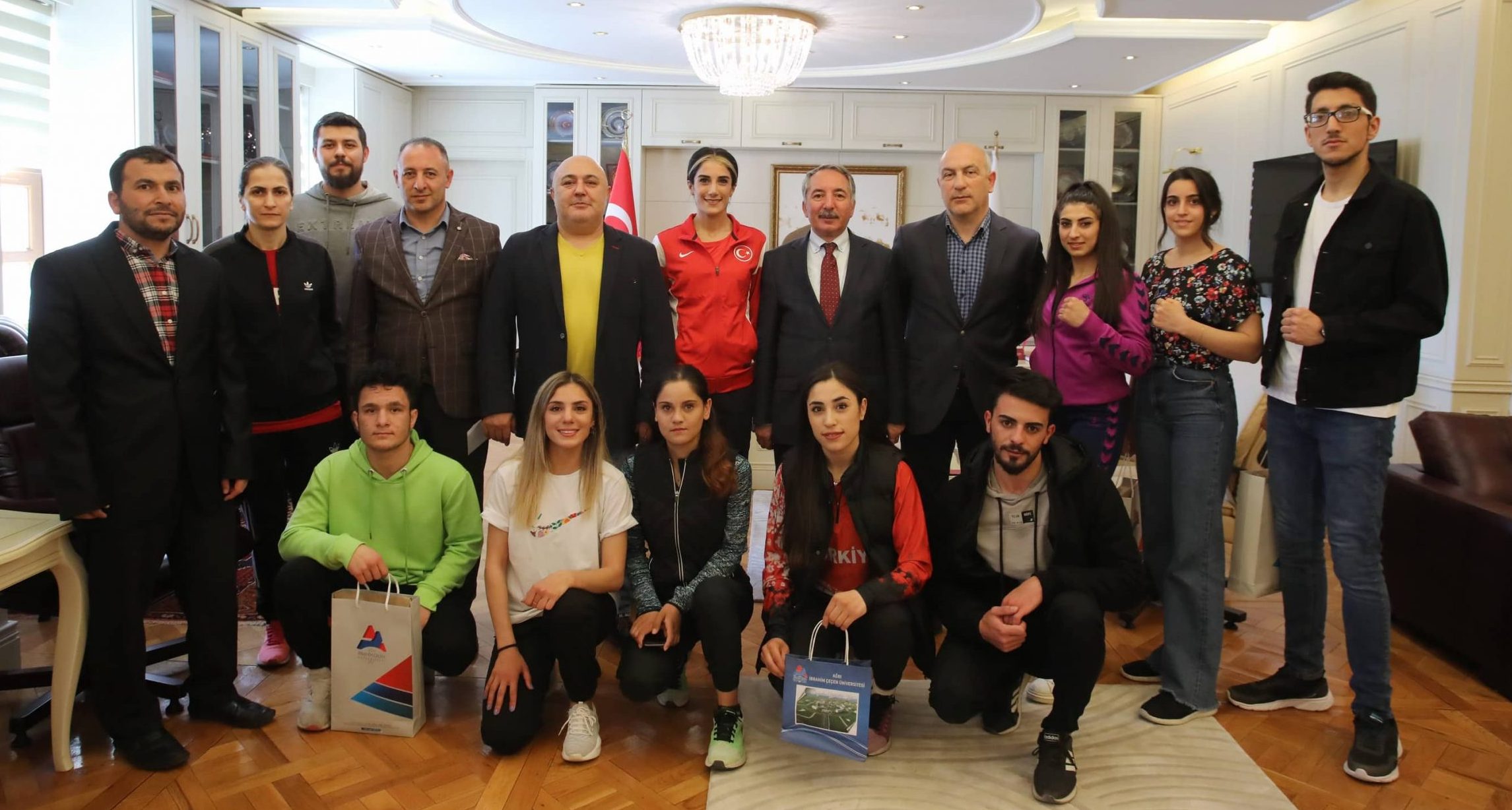 AİÇÜ Sporcuları Şampiyonalardan Madalyalarla Döndü
