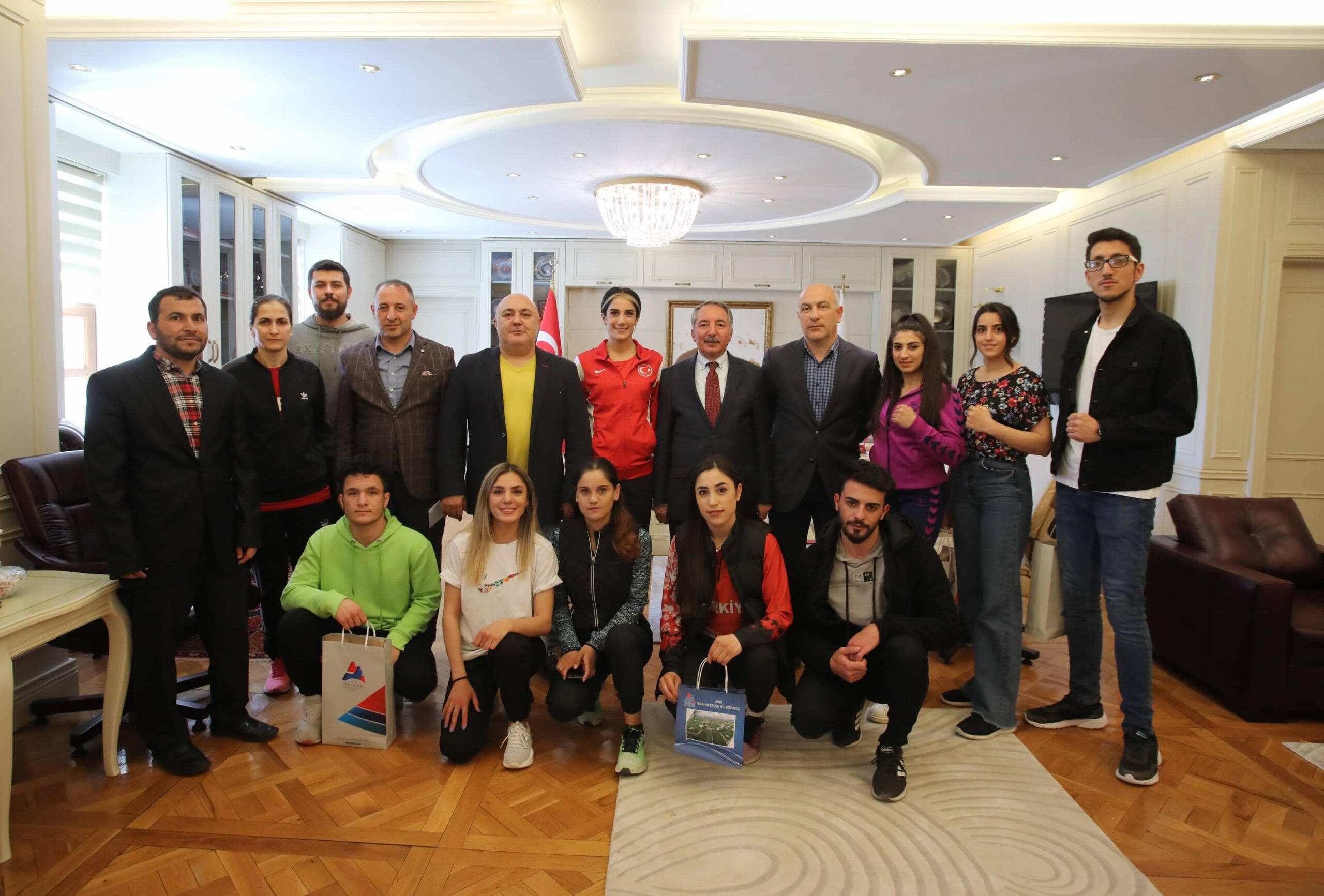 AİÇÜ Sporcuları Şampiyonalardan Madalyalarla Döndü