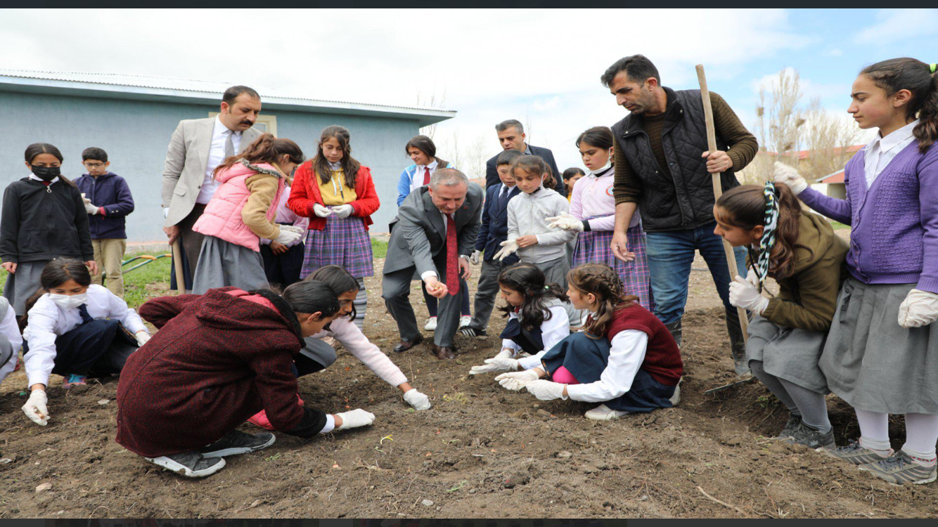 Ağrı’da Okul Arazileri Bostana Dönüştürülüyor