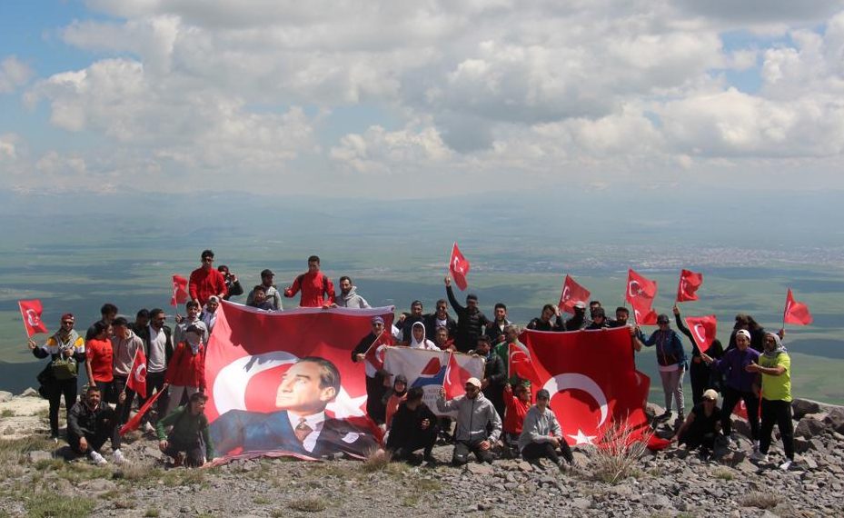 AİÇÜ’den 19 Mayıs Atatürk’ü Anma, Gençlik ve Spor Bayramı Tırmanışı