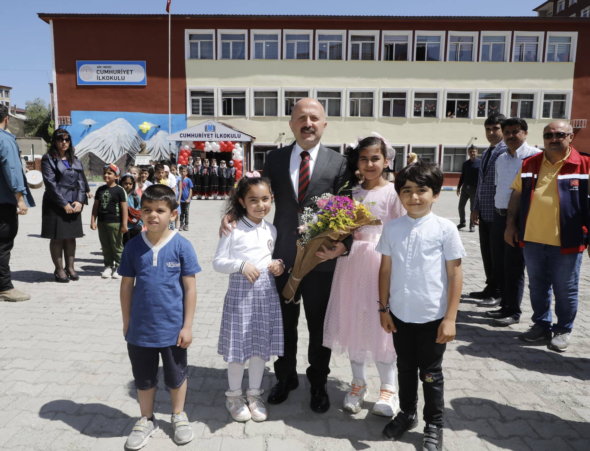 Vali Varol’dan Cumhuriyet İlkokulunu’na Ziyaret