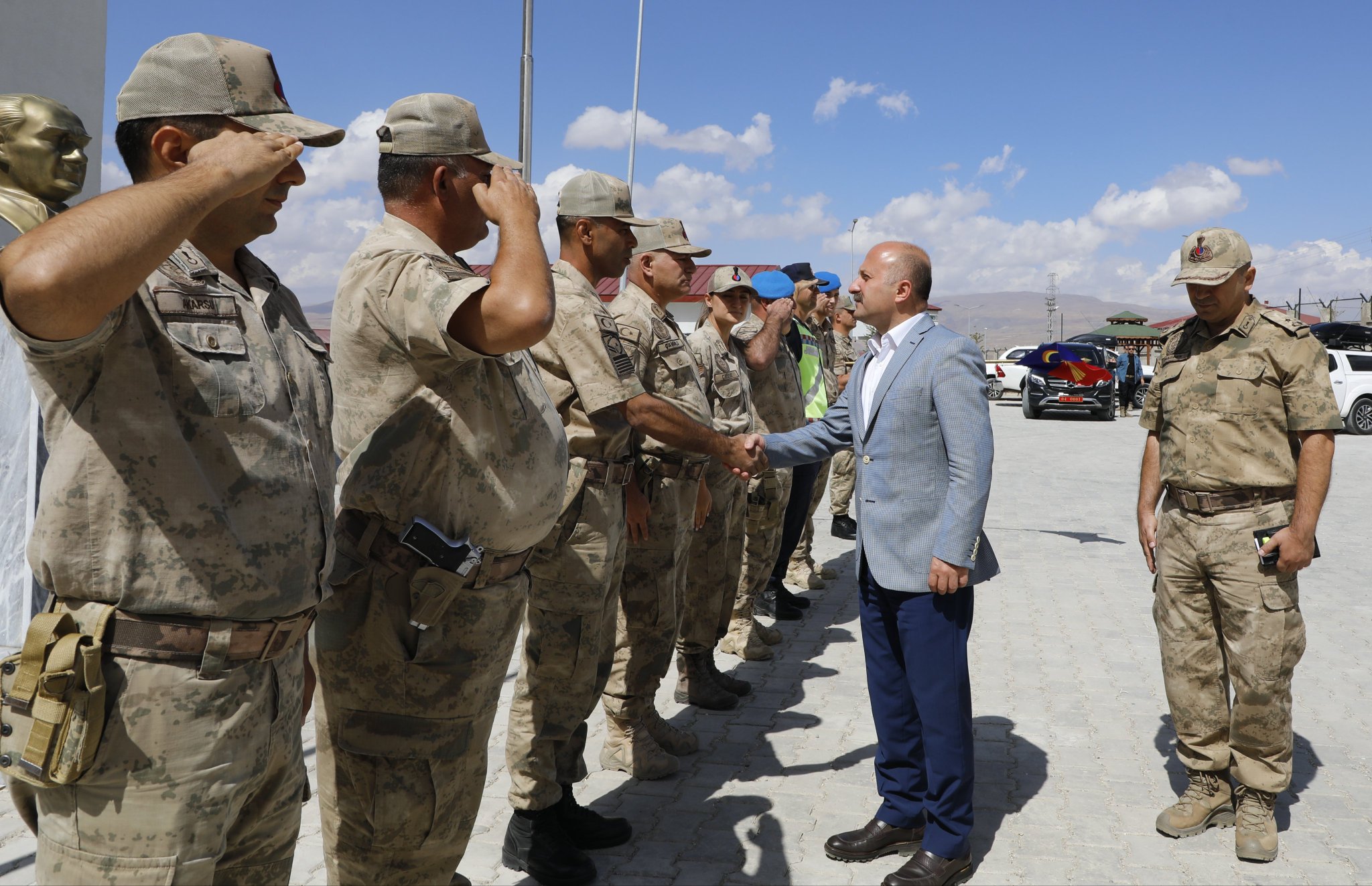 Ağrı Valisi Dr. Varol, Diyadin İlçe Jandarma Komutanlığını Ziyaret Etti