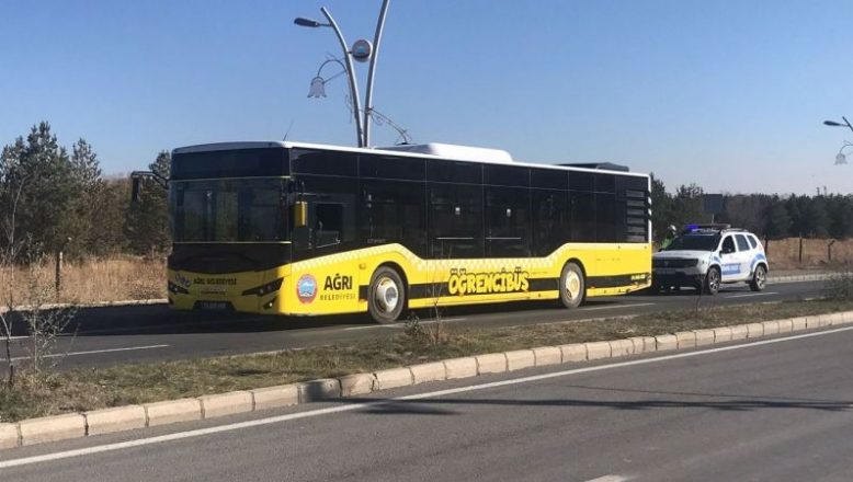 Ağrı’da Belediye Halk Otobüsü Anne ve Kızına Çarptı!
