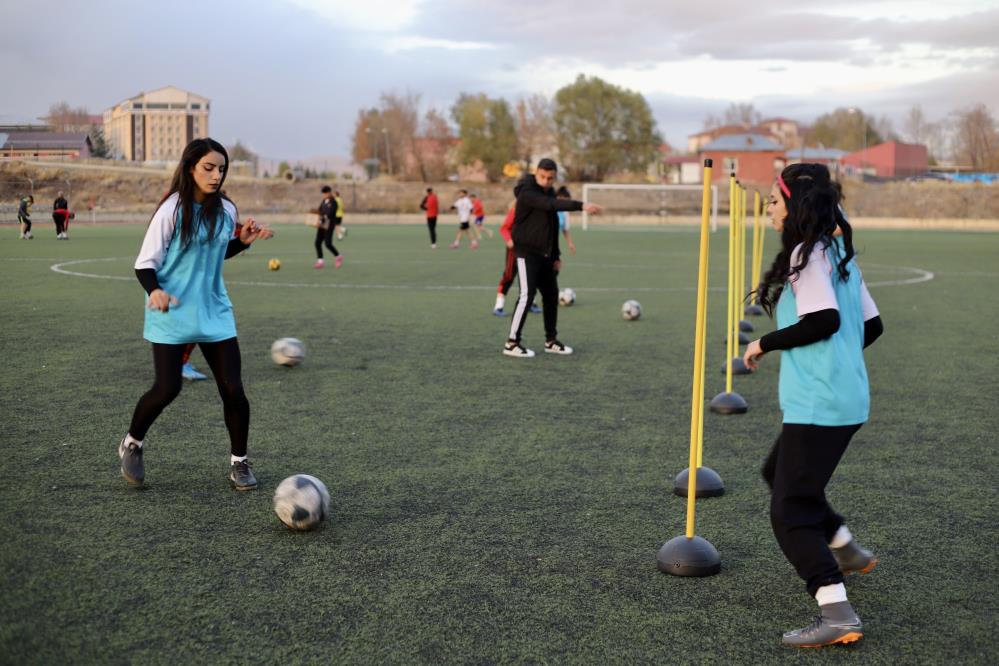 Ağrı’da kadın futbolcular sahalarda