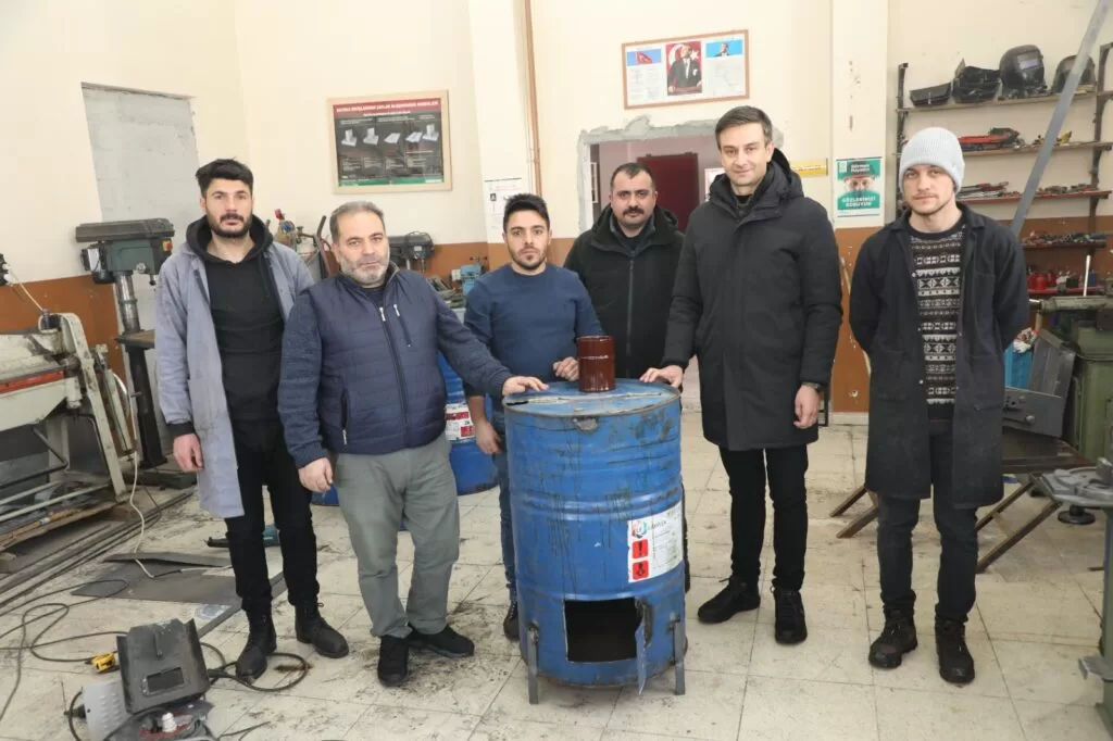 Ağrılı öğrenciler depremzedeler için soba ve hijyen malzemeleri üretiyor