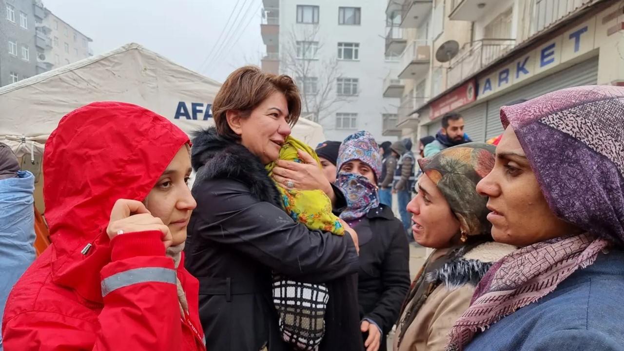 Suna Kepolu Ataman, depremzedeleri yalnız bırakmadı!