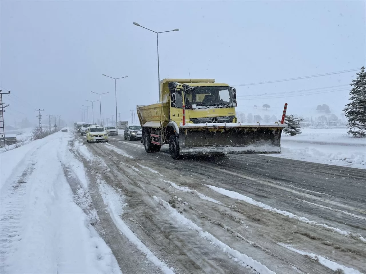 Kar ve tipi Ağrı’da ulaşımı felç etti!