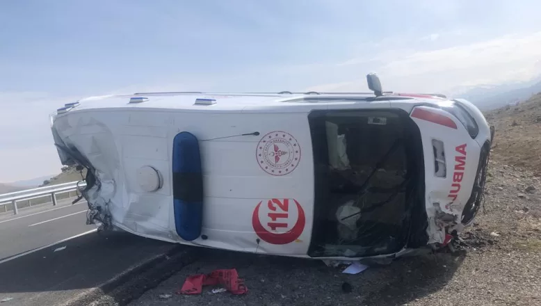 Ağrı’da ambulans kaza yaptı!