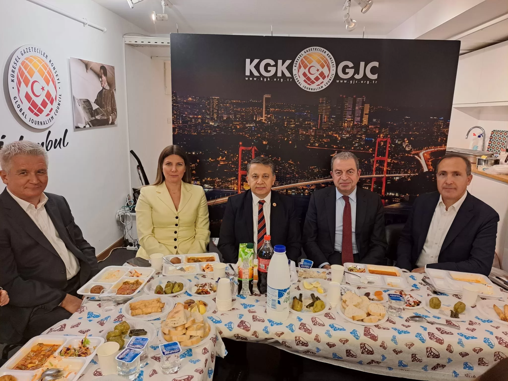 Yerli ve yabancı gazeteciler iftarda buluştu!