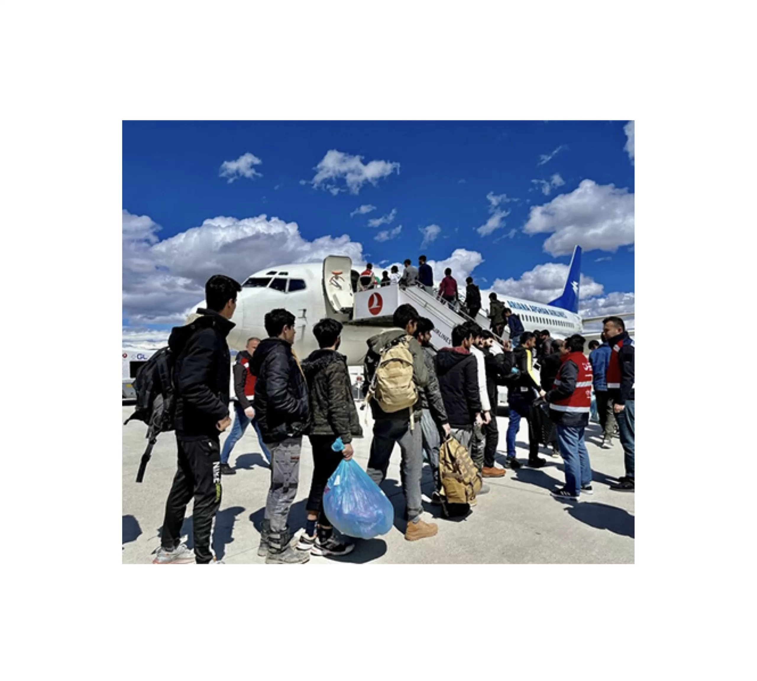 Göçmenler, Ağrı Havalimanı’ndan ülkelerine gönderildiler!
