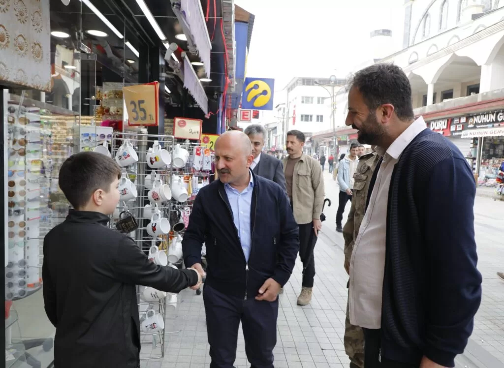 Ağrı Valisi Dr. Varol, Ağrılılarla bayramlaştı!