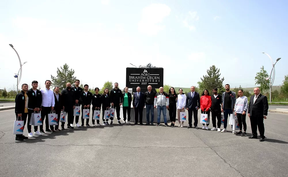 AİÇÜ, Şampiyon Öğrencilerini Ağırladı