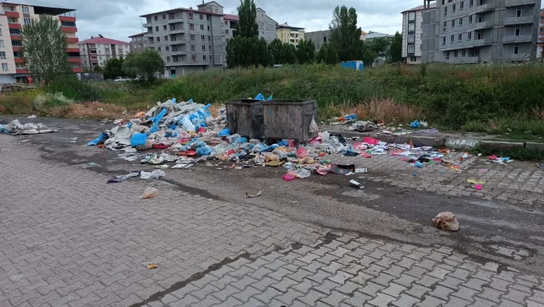 Ağrılı vatandaşlardan çöp isyanı!
