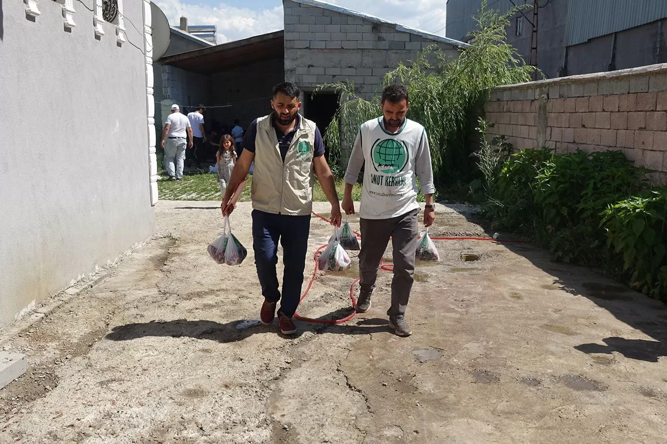 Ağrı Umut Kervanı Derneği, ihtiyaç sahiplerine et ulaştırdı!