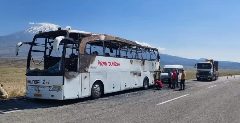Ağrı’da yolcu otobüsü yandı!