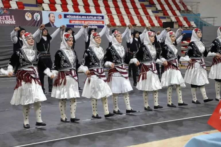 Ağrı’da Türkiye Halk Oyunları Federasyonu Grup Yarışması düzenlendi
