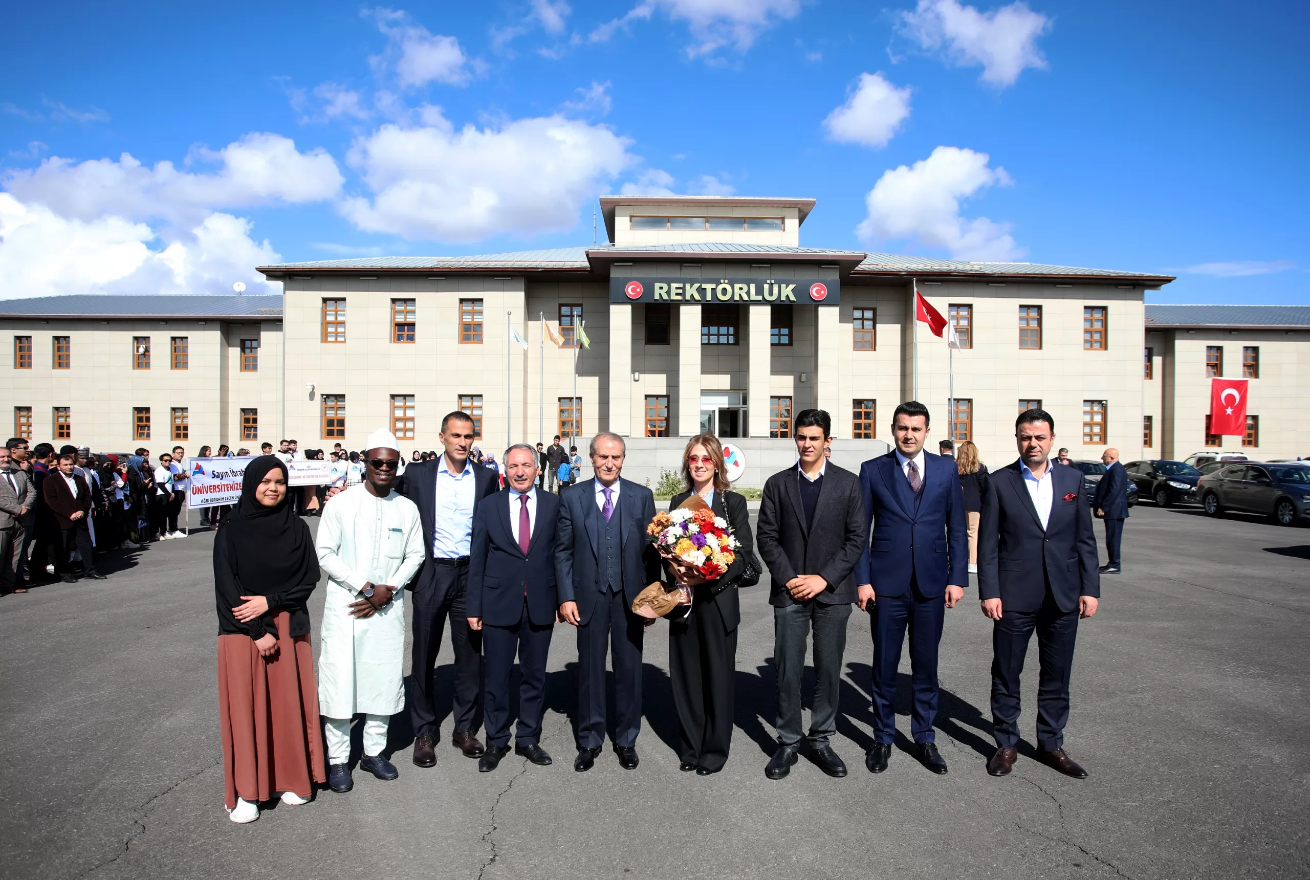 İş insanı İbrahim Çeçen, AİÇÜ’ni ziyaret etti