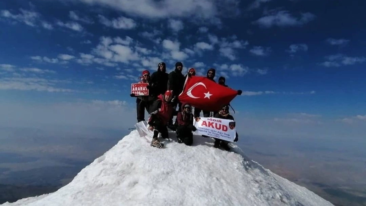 100 dağcı, Cumhuriyet’i Ağrı Dağı’nın zirvesinde kutladı