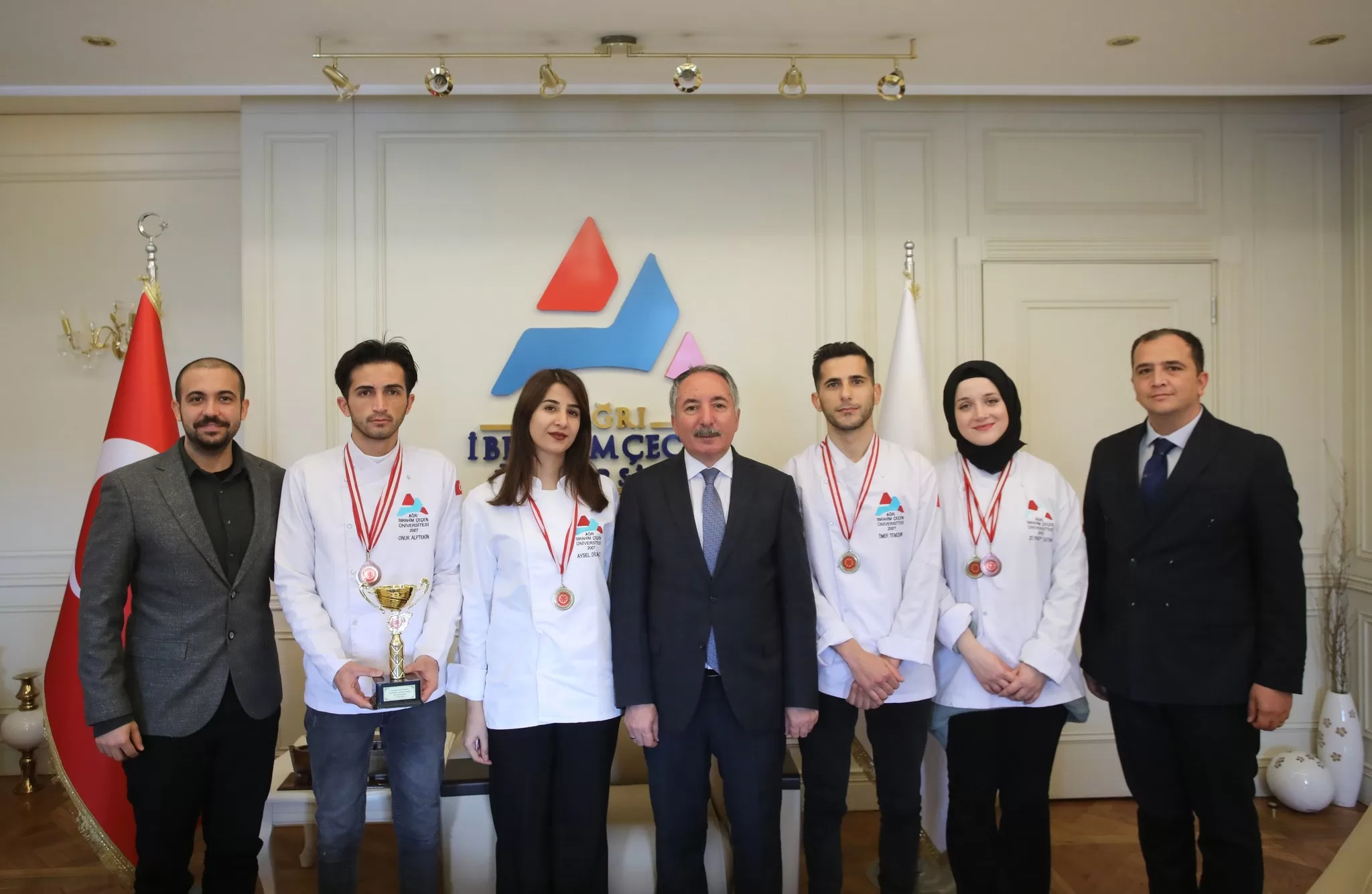 AİÇÜ Rektörü Prof. Dr. Karabulut, Başarılı Gastronomi Öğrencilerini Misafir Etti