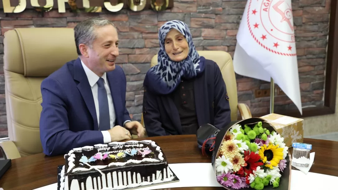 Ağrı İl Milli Eğitim Müdürü Kökrek’e annesinden sürpriz!