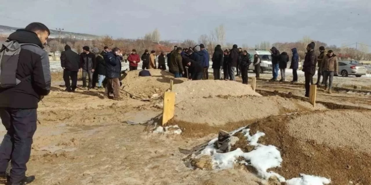 Hayatını kaybeden Ağrılı vatandaşlar toprağa verildi